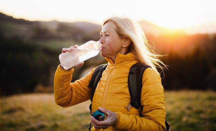 femme se promenant en plein air dans la nature