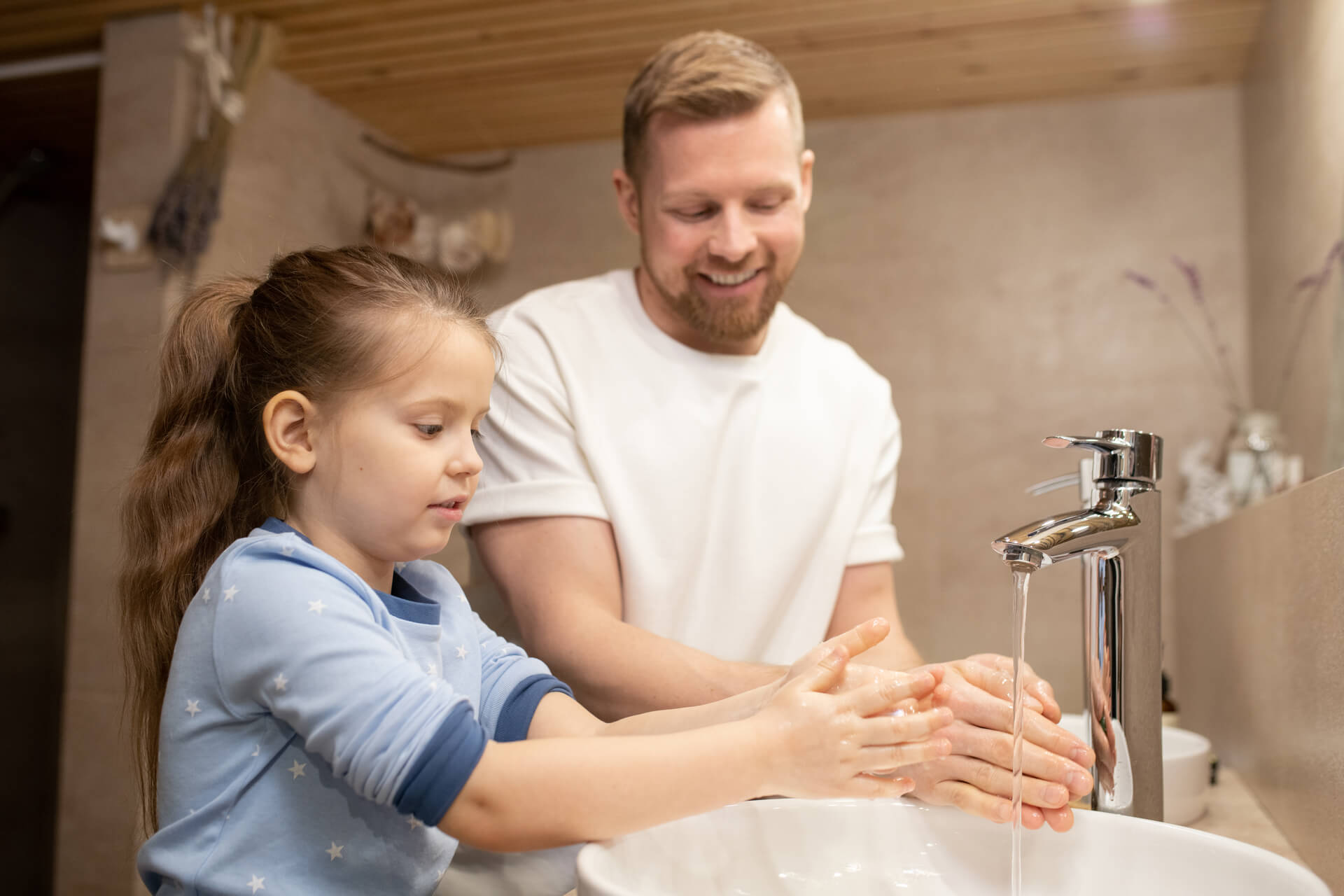 fille se lavant les mains sous un jet d’eau