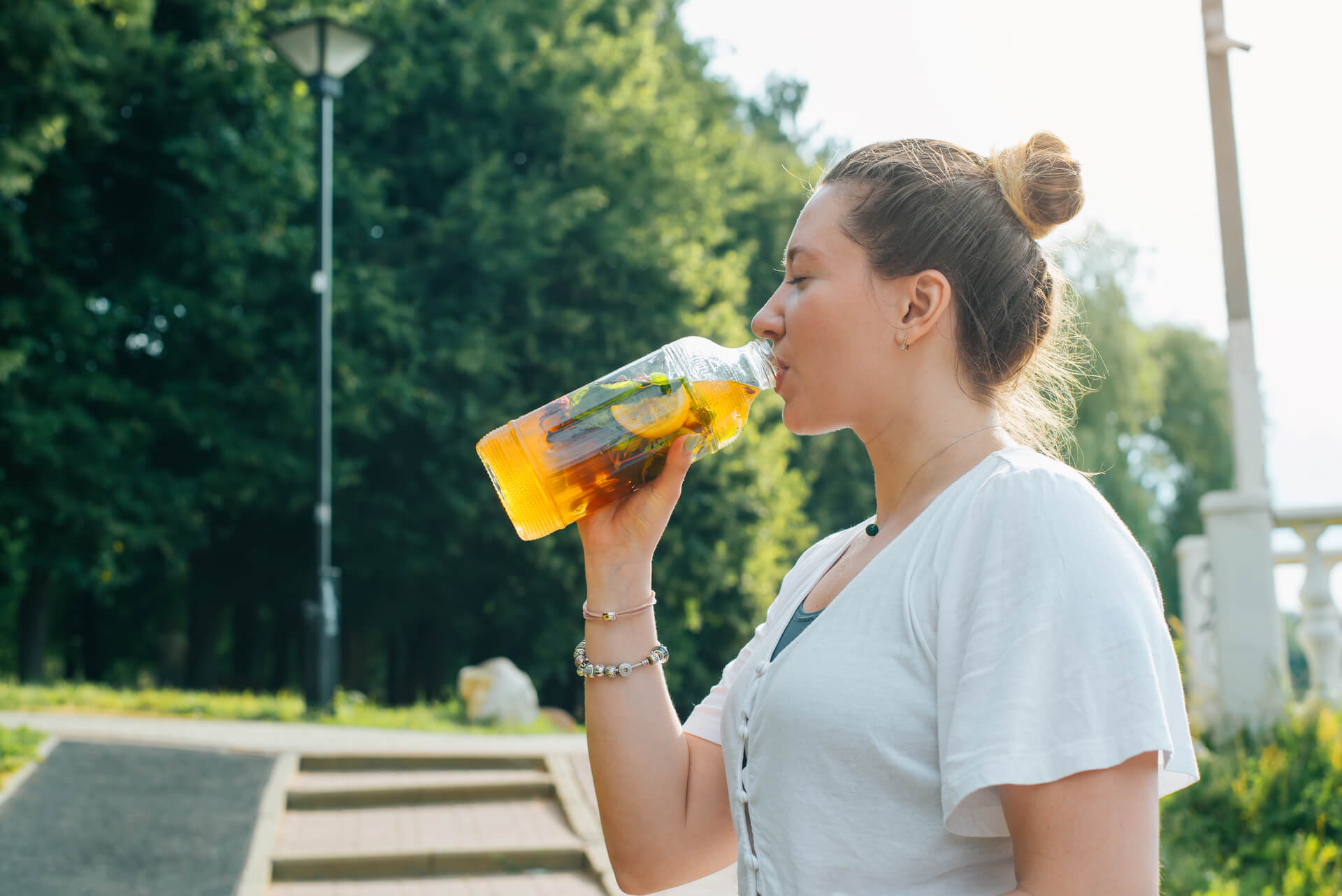 jeune femme buvant une boisson rafraichissante sportive