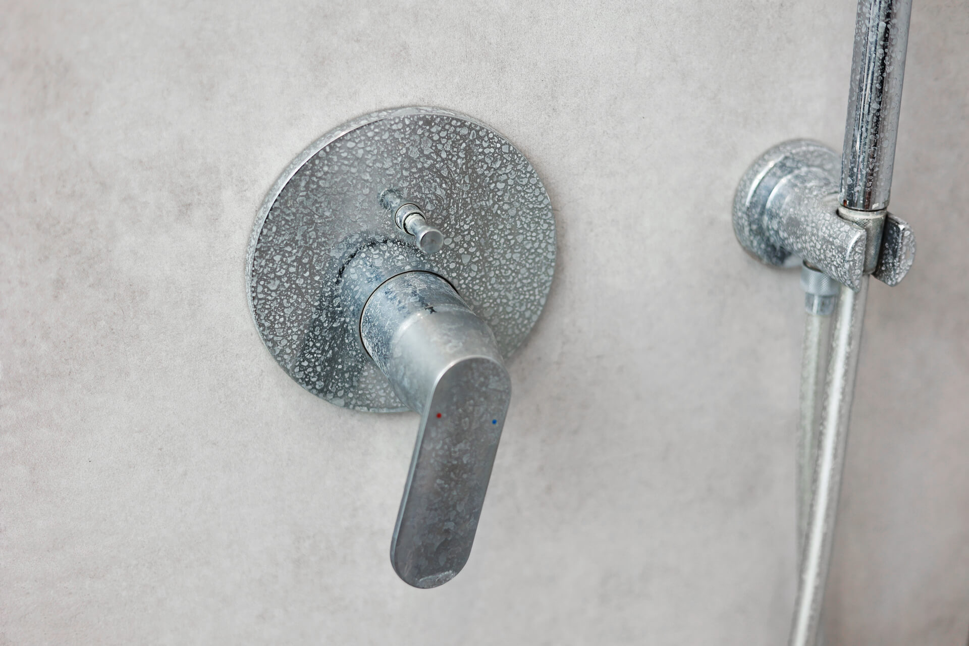 mitigeur de douche sale et calcifie avec du tartre