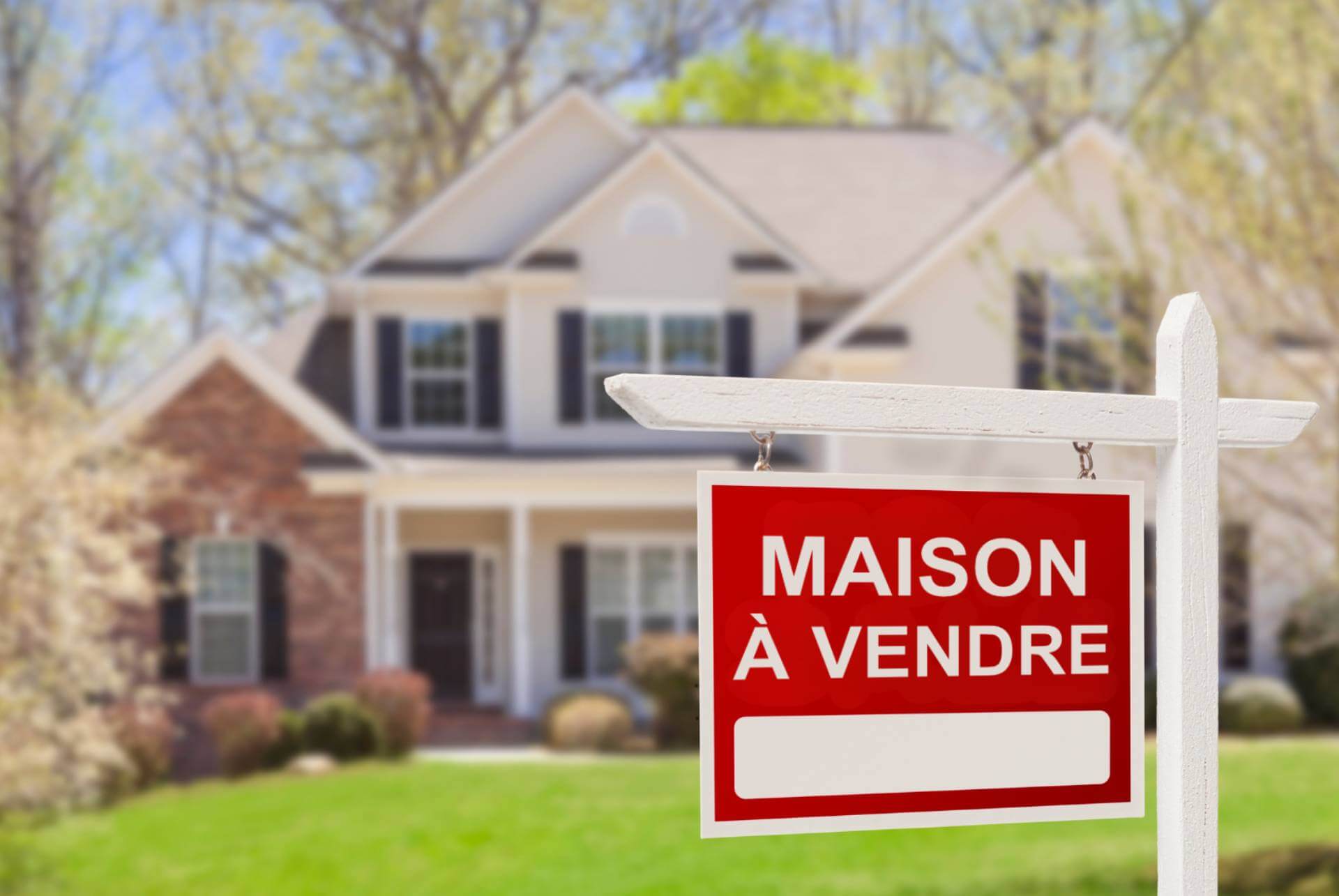Panneau maison à vendre lors de l'achat d'une propriété avec inspection d'eau au Québec - Puribec
